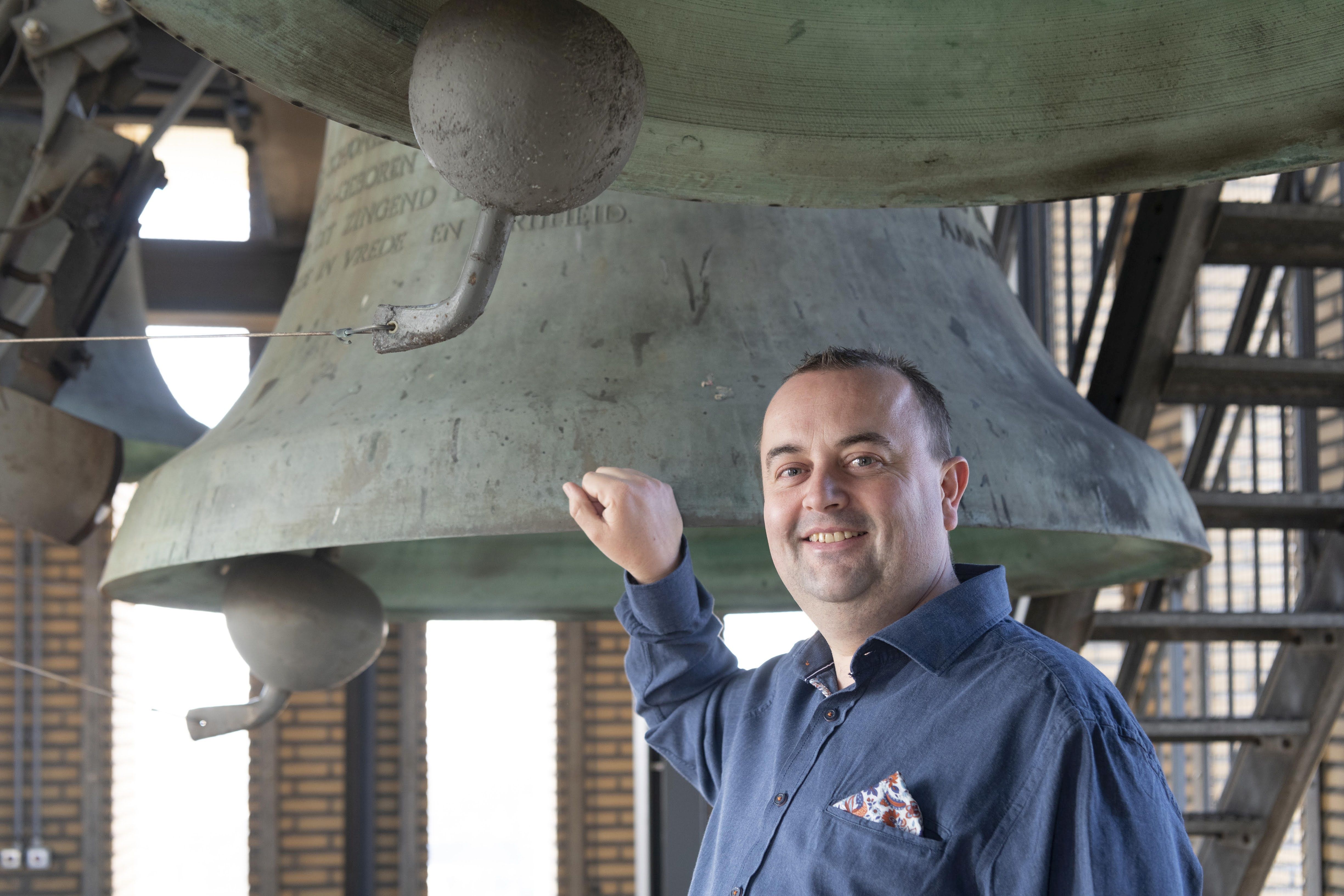 Wim Ruitenbeek beiaardier bij klokken - foto Margot van Brakel - rechtenvrij