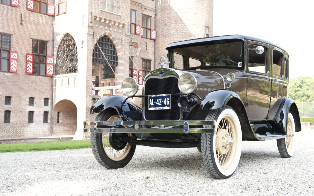 Optocht van oldtimers